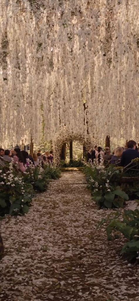 Wedding From Twilight, Twilight Wedding Venue Aesthetic, Wedding Twilight Theme, Twilight Themed Wedding Decor, Wedding In Forest Twilight, Wedding Dresses Twilight, Wedding Venue Twilight, Fairy Garden Wedding Aesthetic, Twilight Wedding Theme Ideas