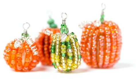 Halloween Jewelry Diy, Seed Bead Tutorials, Pumpkin Beads, Free Jewellery Making Tutorials, Pumpkin Bead, Holiday Beading, Halloween Beads, Seed Bead Patterns, Seed Bead Tutorial