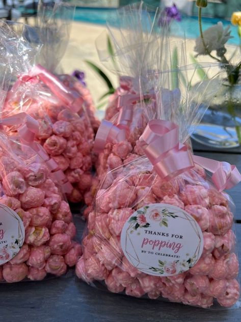 Pink Popcorn Baby Shower Favors, Baby Shower Treats Girl, Baby Shower Goodie Bags, Diy Baby Shower Ideas, Baby Shower Sweets, Baby Shower Treats, Baby Shower Gift Basket, Baby Shower Desserts, Butterfly Baby Shower