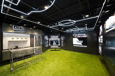 Timeline Wall, Club Design Interior, Vodafone Arena, Modern Office Design Inspiration, Pub Interior Design, Reception Area Design, Tube Lighting, Relaxing Office, Spa Studio