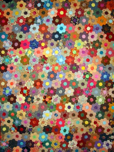 Absolutely beautiful!! Can't even begin to imagine how much work goes into this!!  Grandmother's Flower Garden quilt Garden Quilts, Grandmothers Flower Garden Quilt, Hexagon Patchwork, Grandmothers Flower Garden, Flower Garden Quilt, Hexie Quilt, English Paper Piecing Quilts, Flower Quilt, Garden Quilt