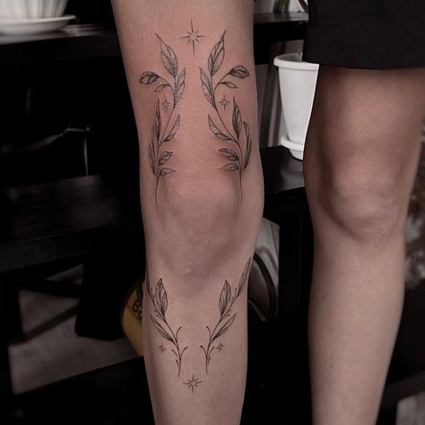 Inst @sun.palms.ink Knee Arch Tattoo, Front Of Calf Tattoos For Women, Simple Fine Line Spine Tattoo, Leaves Around Knee Tattoo, Around The Knee Tattoos Women Simple, Symmetrical Leg Tattoos Women, Thigh Knee Tattoo, Dainty Leg Tattoos Women, Back Of The Knee Tattoo