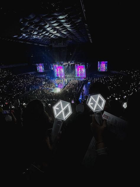 exo white ocean lightstick kpop fangirl diary concert Concert Manifestation, Lightstick Exo, Lightstick Kpop, 2024 Moodboard, Dew Jirawat, Exo Concert, Room Vanity, Kpop Concert, Dream Vision Board