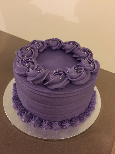 3 Ingredient Dog Cake, Barbie Themed Cake, Graduation Sugar Cookies, Recipes Mango, Desert Cups, Violet Cakes, Graduation Desserts, Purple Cakes Birthday, Circle Cake