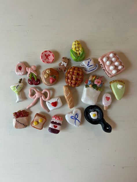 These are super cute handmade clay pieces, they all have magnets on the back to go perfectly on a fridge! ❤️ *MADE TO ORDER* Seashell Magnets Diy, Diy Cute Magnets, How To Make Clay Things, Mini Things To Make With Clay, Cute Refrigerator Magnets, Handmade Magnets Ideas, Fridge Magnets Cute, Mini Canvas Magnets, Mini Clay Magnet Ideas