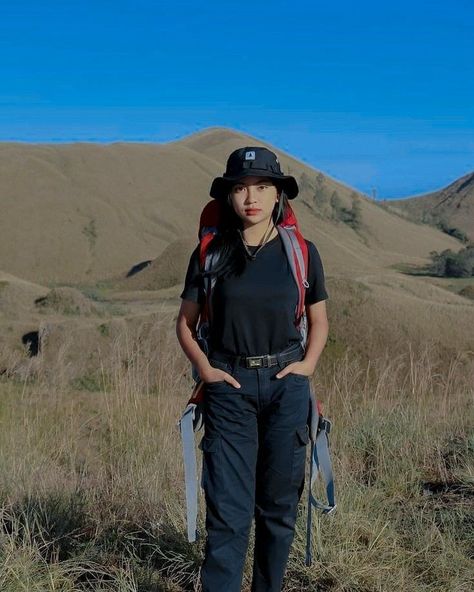 Essential Photography Gear for Hiking | Hiking Photography Aesthetic | Photography Tips & Hacks Tracking Outfit Women Mountain, Hiking Photo Ideas, Spring Hiking Outfits, Hiking Picture Ideas, Hiking Poses, Trekking Outfit Women, Solo Hiking, Camping Outfit, Trekking Outfit