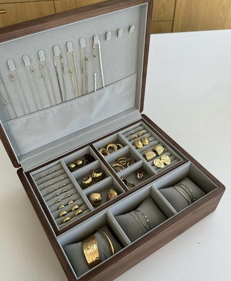 Jewelry Box Organization, Vintage Jewelry Box Aesthetic, Jewellery Box Aesthetic, Jewelry Organizer Aesthetic, Jewelry Box Aesthetic, Earing Organizer, Capsule Wardrobe Jewelry, Jewellry Box, Jewellery Organiser