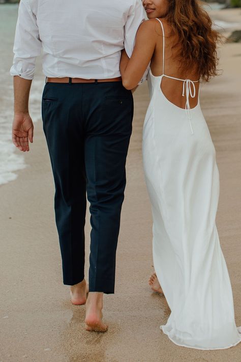 These two wanted to do an adventure photo session with me the same week of their wedding in Hawaii and it was the dreamiest little sunset shoot – the sky burst into colors at the end and it was SO magical. This was after their Big Day and allowed us to showcase other stunning beautiful locations around the island of Oahu! It was a mix between a honeymoon shoot and getting more bridal styled photos with a second outfit to compliment this stunning tropical wedding. Engagement Photo Shoot Outfits, Beach Engagement Photos Outfit, Island Engagement Photos, Engagement Photo Shoot Beach, Engagement Pictures Beach, Sunset Shoot, Engagement Shoots Poses, Engagement Photo Dress, Wedding In Hawaii