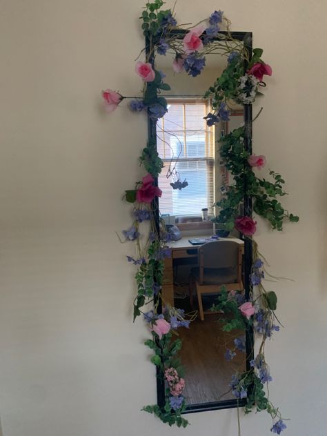 Funky Mirror Ideas Aesthetic, Mirror Decor Flowers, Mirror Floral Decor, Fake Flower Mirror, Mirror Plants Decor, Decorated Frames Diy, Fake Flowers Decor Bedroom, Cute Mirror Ideas, Long Mirror Diy