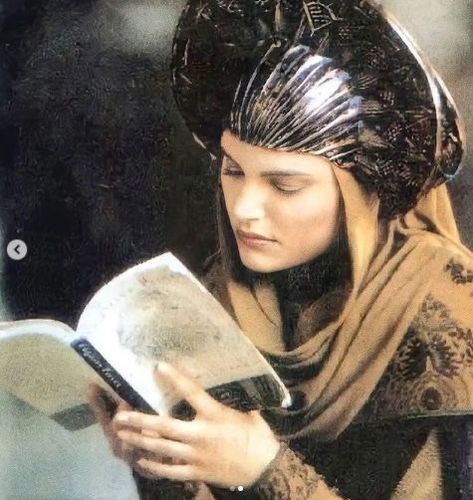 Natalie Portman reading on the set of Star Wars Natalie Portman Reading, Natalie Portman Harvard, Natalie Portman Star Wars, Galaxies Stars, Harvard University, Natalie Portman, On Set, Boyfriend Material, Favorite Movies