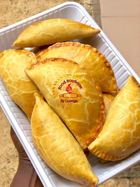 Nigerian Pastries, Nigerian Meat Pie Recipe, Nigerian Snacks, Detty December, Jimmy Cook, Nigerian Meat Pie, Crossiant Recipes, Easy Empanadas Recipe, African Snacks