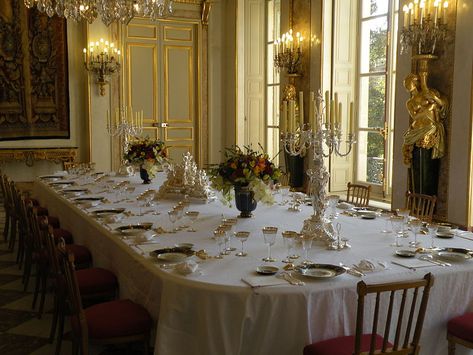 Royal Dinning Room Aesthetic, Castle Dining Room Aesthetic, Dining Room Old Money, Old Money Dining Room Aesthetic, Royal Kitchen Aesthetic, Castle Kitchen Aesthetic, Old Money Dining Room, Antique Dining Room, Castle Kitchens