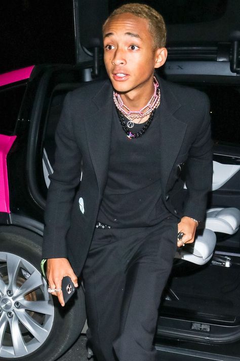 Celebrity Sightings In Los Angeles - January 06, 2020 Guys Wearing Pearls, Lv Necklace, Pearl Wedding Anniversary Gifts, Unique Pearl Jewelry, Stylish Mens Haircuts, All Black Suit, Wearing Pearls, Celebrity Men, Accessory Inspo