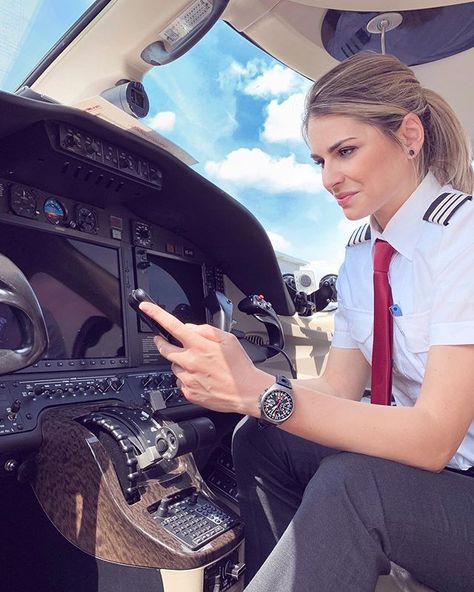 Pilot Girl, Stewardess Costume, Qantas Airlines, Future Pilot, Female Pilots, Flight Girls, Kitty Spencer, Pilot Uniform, Stewardess Uniform