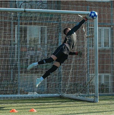 Soccer Goalkeeper Aesthetic, Goal Keeper Aesthetic, Goalkeeper Aesthetic, Soccer Keeper, Goalie Soccer, Best Soccer Shoes, Gk Gloves, Bayer Munich, Goalkeeper Training