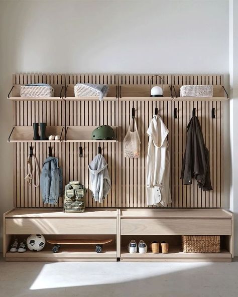 Mudroom Stairs Entryway, Hallway Organization Ideas, Hallway Coats, Entrance Storage Ideas, Entryway Coat Rack Ideas, Corner Dog Bed, Hallway Organization, Porch Interior, Foyer Wall