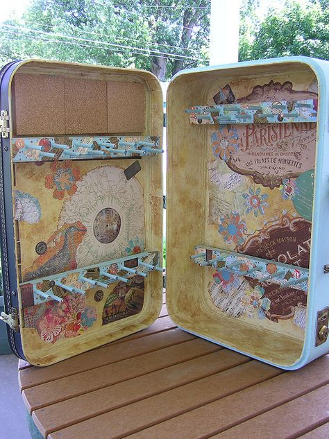 Suitcase turned jewelry display.   This is a good idea to set up a little display at work, etc. Craft Fairs Booth, Craft Stalls, Diy Jewelry Display, Old Suitcases, Craft Fair Displays, Vintage Suitcases, Craft Display, Craft Show Displays, Vintage Suitcase