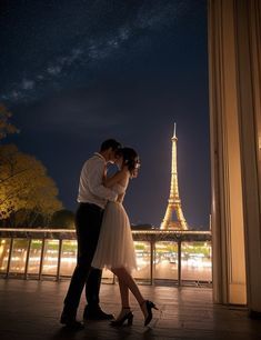 Cute Eiffel Tower Pictures Couple, Paris Romance Aesthetic, Eiffel Tower Proposal, Paris Proposal, Paris Romance, Fun First Dates, Paris Couple, Romantic Paris, Best Honeymoon Destinations