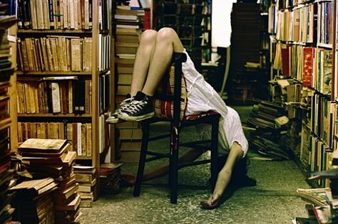 Reading Positions, Picture Prompt, Marlene Mckinnon, Chaotic Academia, 사진 촬영 포즈, Foto Poses, Cinematic Photography, Sirius Black, Pose Reference Photo