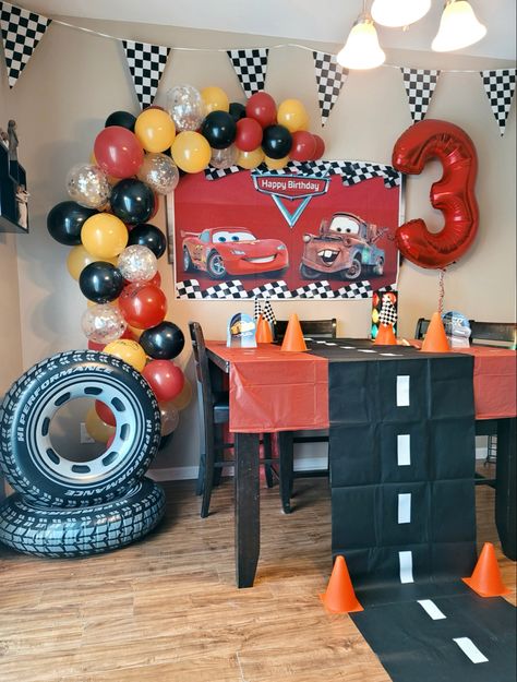 Car Balloon Garland, Car Party Decorations, Race Car Party Decorations, Blaze Birthday Party, Blaze Birthday, Hotwheels Birthday Party, Cars Birthday Party Decorations, 2nd Birthday Party For Boys, Hot Wheels Party