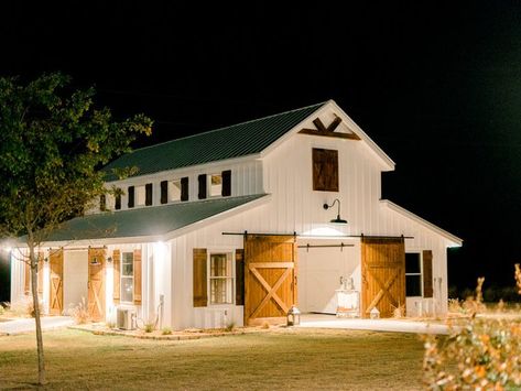 Horse Barn Plans, Barn Living, Cottage Shabby Chic, Barns Sheds, Farm Wedding Venue, Barn Plans, Dream Barn, Barn Design, Casa Exterior