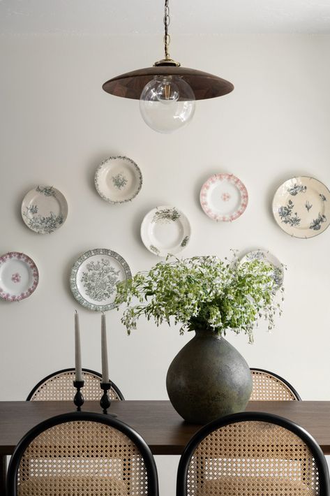 Design Trends 2023, Modern Kitchen Wall Decor, Cottage Remodel, Plate Wall Decor, Vintage Dining Room, Casa Vintage, Dining Room Wall Decor, Plate Decor, Studio Mcgee