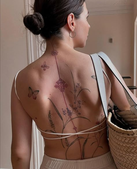 Floral Back Tattoos, Tato Minimal, Tattoo Henna, Spine Tattoos For Women, Spine Tattoo, Back Tattoo Women, Discreet Tattoos, Dainty Tattoos, Spine Tattoos