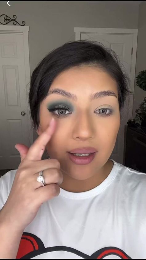 Green eyeshadow tutorial 😍 follow for more tutorials #eyeshadowtutorial #tutorial #eyeshadowlook | G.torres_makeup | G.torres_makeup · Original audio Dark Green Eye Makeup, Green Eye Makeup Tutorial, Green Eyeshadow Tutorial, Green Eyeshadow Looks, Eyeshadow Looks Step By Step, Dark Green Eyes, Green Eye Makeup, Green Eyeshadow Look, Beginners Eye Makeup