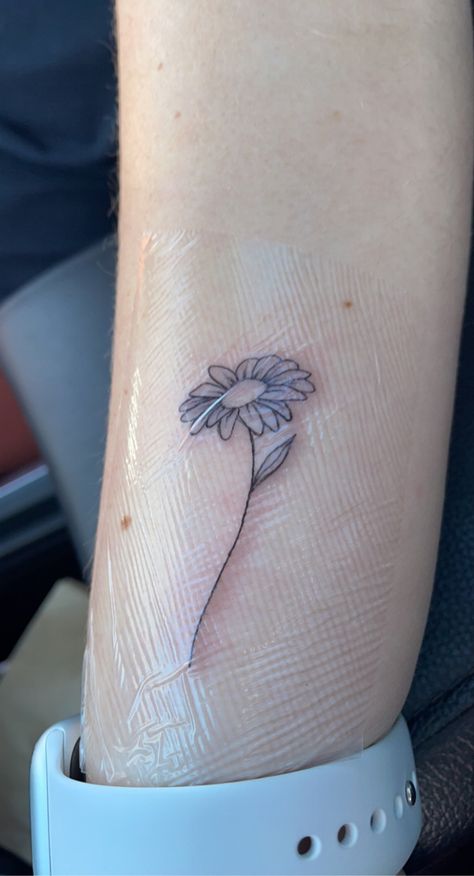 Daisy Tattoo No Stem, Small Tattoos Daisy Flower, Single Daisy Tattoo, Daisy Rib Tattoo, Daisy Tattoo Outline, Tiny Sunflower Tattoo Simple, Minimal Daisy Tattoo, Small Daisy Flower Tattoos, Tattoos Daisy Flower