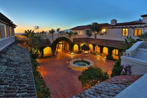 Types Of Traditional Mexican Homes Hacienda Style Homes Mexican, Style Hacienda, Spanish Interior Design, Modern Hacienda, Hacienda Homes, Houses In Mexico, Spanish Hacienda, Mexican Hacienda, Hacienda Style Homes