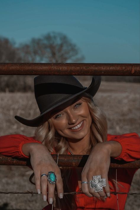 Sr Pics With Horse, Country Singer Photoshoot Ideas, Western Outfits Women Senior Pictures, Rancher Photography, Country Inspired Photoshoot, Rodeo Arena Photoshoot, Senior Pictures Western Cowgirl, Cute Western Pictures Photo Ideas, Western Pics Photo Ideas