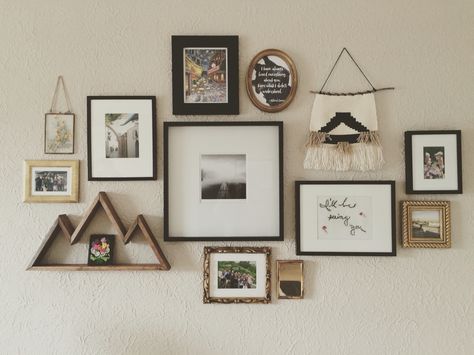 Photo Wall Mixed Frames, Geometric Gallery Wall, Gallery Wall Not Just Pictures, Photo Wall Collage Office, Small Collage Wall, Simple Gallery Wall Living Room, Easy Gallery Wall Ideas, Boho Picture Frames On The Wall, Gallery Wall With Tapestry