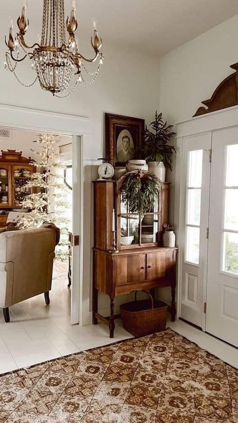 Angie Bailey White Vintage Home Decor, House With Antiques, Kos, Natural Traditional Decor, Southern Antebellum Homes Interior, Antique Furniture Modern Home, Traditional Home Inspiration, Western House Living Room, Styling Vintage Furniture