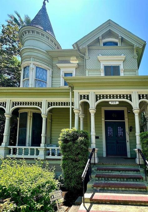 1891 Queen Anne Victorian For Sale in Merced, California - OldHouses.com California Victorian House, Victorian Style Farmhouse, Victorian House Restoration, Victorian House Interior Design, Victorian Homes Interior Living Room, Queen Anne House Interior, Victorian House Exterior, Small Victorian Homes, Victorian Houses For Sale