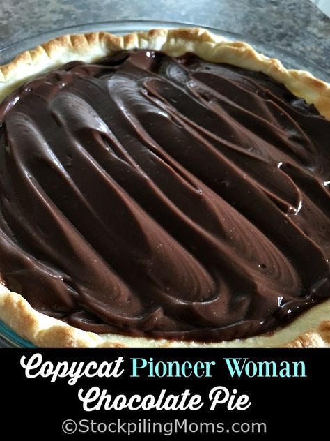 This Copycat version of the Pioneer Woman Chocolate Pie is simply delicious! Chocolate Pie Recipe Pioneer Woman, Pioneer Woman Chocolate Pie, Grandma's Chocolate Pie, Homemade Chocolate Pie, Chocolate Covered Cheesecake, Easy Chocolate Pie, Chocolate Pie Recipes, Chocolate Cream Pie, Chocolate Pie