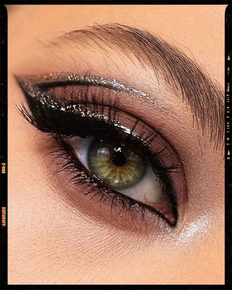 Silver Eyeliner Ideas, Fancy Black Makeup, Makeup Ideas Black And White, Prom Makeup Black And Silver, Silver And Black Eyeliner, Black And White Festival Makeup, Black Simple Makeup Looks, Prom Graphic Liner, Black Silver Makeup Looks