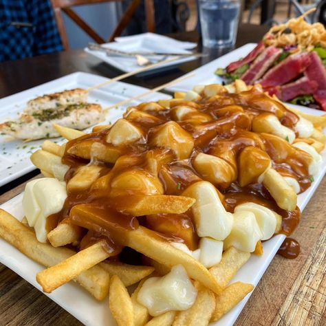 Poutine Food, University Motivation, Poutine Fries, Feeling Homesick, Poutine Recipe, Wedding Royal, Canada Food, Friend Quiz, Poutine