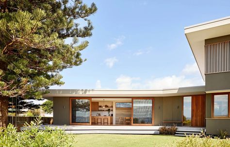 Courtney Adamo’s ‘Modern Mid-Century’ Beachfront Holiday Home Courtney Adamo, Timber Shelves, Interior Design Awards, Masonry Wall, Melbourne House, Exterior Wall Light, Interior Renovation, Green Tile, Creative Lighting