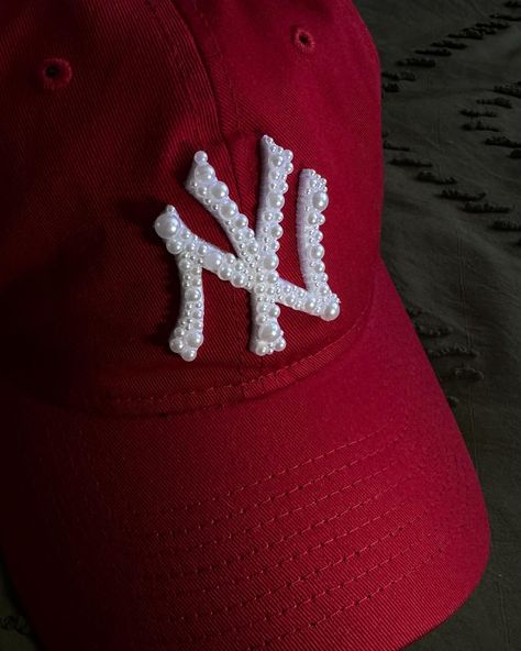 Custom Pearl Hats MADE TO ORDER DM TO PLACE A ORDER #customyankeehat #Custom #pearls #madetoorder #smallbusinesssupport #NYC #AmandaTateNY #Manhattan #yankeehat #customcaps Cap Diy Ideas, Custom Hat Ideas, Probate Gifts, Bedazzled Hat, Sneaker Diy, Diy Beanie, Creative Hats, Custom Beanies, Nyc Hat