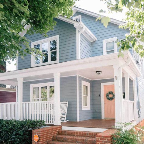 The exterior of a home painted blue with a pink door. Blue Home Exterior, Blue Exterior House Colors, Light Blue Houses, Gray House Exterior, Paint Your House, Beach House Exterior, Cottage Exterior, Exterior Paint Color, Casa Vintage