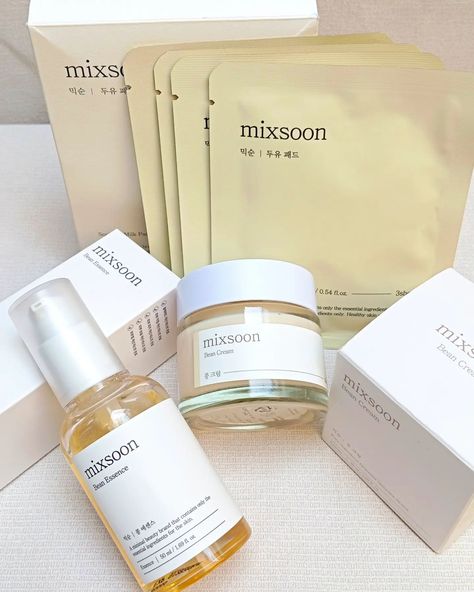 Mixsoon Products photography 📸 🌟 Mixsoon Bean Essence 🌟 Mixsoon Bean Cream 🌟 Mixsoon Soy milk pads Loving these products so much ❤️ Bean Essence is favourite nowadays 😍 Swipe to see amazing shots next 👉 Your love is appreciated 😘 show some love 😘 It means alot to me ❤️ @mixsoon_usa @mixsoon_official @mixsoon_intl #mixsoon #beanessence #beancream #soymilkpad #vegansnail #happysnail #fermentedbean #koreanbeauty #kbeauty #koreanskincare #koreanproducts #pr #gifted #photography #productsp... Mixsoon Skincare, Pr Aesthetic, Rhode Beauty, Minimal Beauty, Korean Beauty Products, Skincare Store, Skin Essence, Skincare Products Photography, Skincare Brands