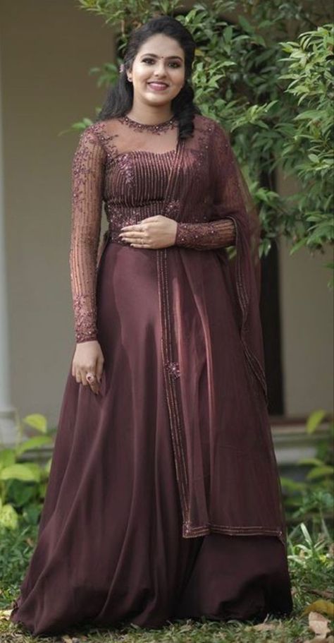 Brides Maids Dress Styles Kerala, Long Gown Designs Indian Traditional, Marriage Function Dresses For Women, Betrothal Dress, Customised Lehenga, Simple Engagement Dress, Kerala Engagement Dress, Long Skirt Top Designs, Birthday Gowns