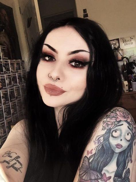 Elder Emo Makeup, Goth Face Tattoos For Women, Easy Gothic Makeup Ideas, Cool Emo Makeup, Emo Glam Makeup, Casual Gothic Makeup, Neutral Goth Makeup, Goth Makeup Casual, Goth Makeup No Eyebrows