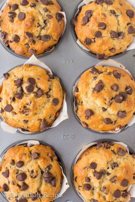 Jumbo Chocolate Chip Muffins - A baJillian Recipes Jumbo Chocolate Chip Muffins, Jumbo Muffin Recipes, Bakes Goods, Choc Chip Muffins, Banana Zucchini, Breakfast Muffin, Chocolate Chip Muffin Recipe, Jumbo Muffins, Bakery Style Muffins