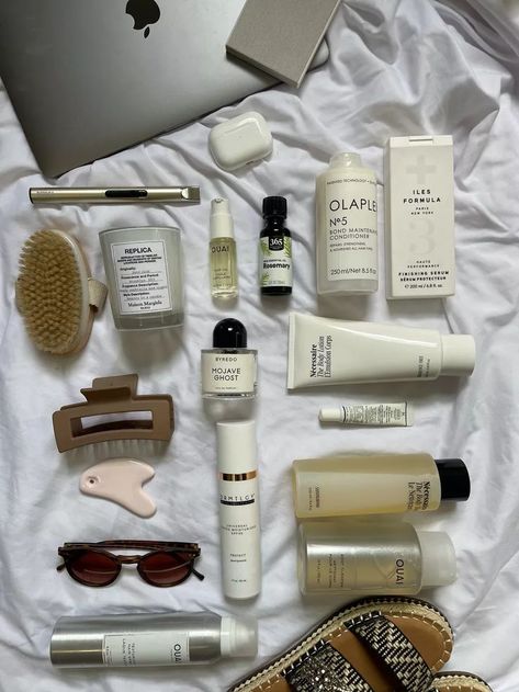 Self Care Kit Aesthetic, Clran Girl Asthetic, Clean Make Up Aesthetic, It Girl Energy Aesthetic, Ckean Girl Asthetic, Clean Girl Aesthetic Must Haves, It Girl Accessories, Feel Good Aesthetic Photos, Glow Up Inspo Aesthetic