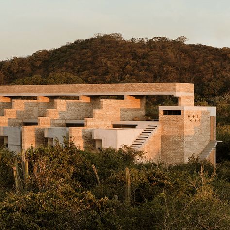 Puerto Escondido, on Mexico’s Oaxacan coast, is a well-established destination — but it’s never seen anything like Hotel Terrestre. Then again, neither has anywhere else. Set between the mountains and the sea on the verdant coast just to the west of town, it’s a dramatic structure, a spaceship made of humble, locally sourced brick and concrete by architect Alberto Kalach. No surprise that it’s Grupo Habita that’s behind this hotel; the most innovative hoteliers in Mexico continue to push the bou Hotel Architecture Design Concept, Hotel Exterior Design, New Mexico Aesthetic, Arch Exterior, Puerto Escondido Oaxaca, Brick And Concrete, Boutique Hotels Design, Aesthetic Place, Crowd Funding