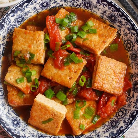 Tofu And Tomato Recipe, Vietnamese Tofu, Vegan Vietnamese, Hot Garlic Sauce, Vegan Crab, Tofu Soup, Tofu Dishes, Fried Tofu, Tofu Recipes