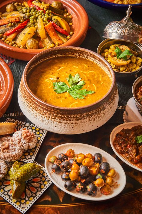 Morocco Food Photography, Moroccan Lunch Ideas, Moroccan Food Photography, Food In Morocco, Maroccan Diner Table, Lebanese Catering, Food Marocain, Moroccan Food Traditional, Islamic Food