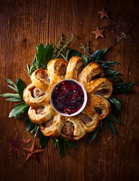 Deck the halls with our festive sausage roll wreath with mulled wine cranberry relish recipe. This tear-and-share dish makes a great Christmas party centrepiece Sausage Wreath, Sausage Roll Wreath, Christmas Sausage, Wreath Recipe, Roll Wreath, Christmas Canapes, Christmas Appetizers Easy, Christmas Buffet, Sausage Roll