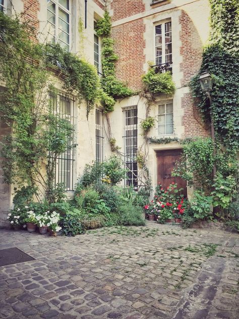 Cour Rohan, Paris, France Paris Gardens Courtyard, Paris Courtyard Garden, Paris Gardens, Paris Patio, Paris Courtyard, Paris Apartment Exterior, Gardens In Paris, France Apartment Exterior, Inner City Courtyard